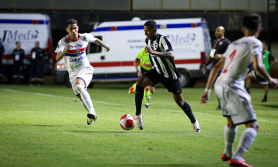 Jogador do Botafogo conduz a bola em jogo da Copinha. Cariocas enfrentam Floresta CE no domingo