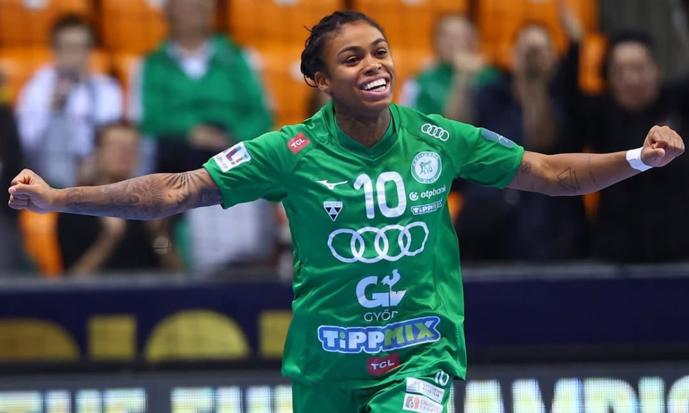 Bruna de Paula em jogo do Gyori na Liga Húngara de handebol