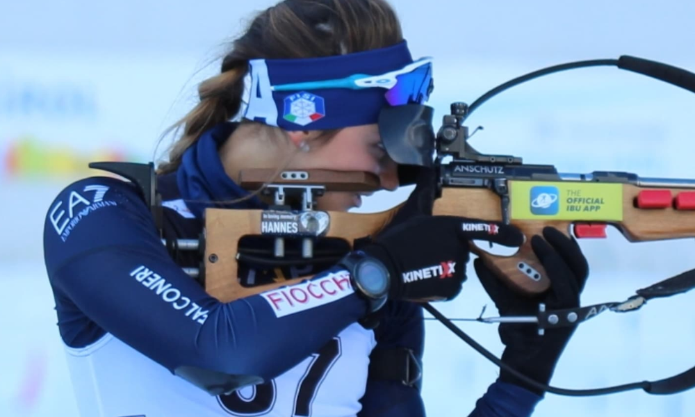 Gaia Brunello atira em prova da IBU Cup de biatlo em Arber na Alemanha