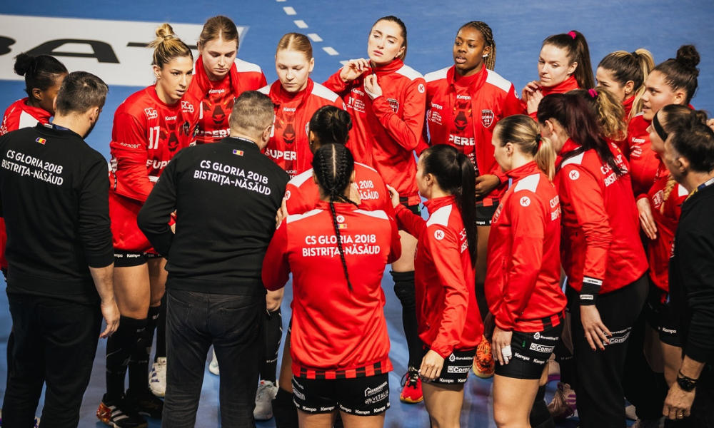 Tamires, Renata Arruda e colegas comemoram vitória do Glória na Champions League de handebol