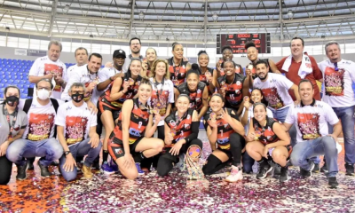 Ituano Basquete - atletas posam para foto com o troféu da LBF de 2021