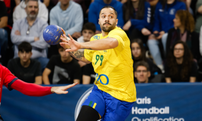 Rudolph faz arremesso no jogo entre Brasil e Portugal no Mundial de handebol masculino