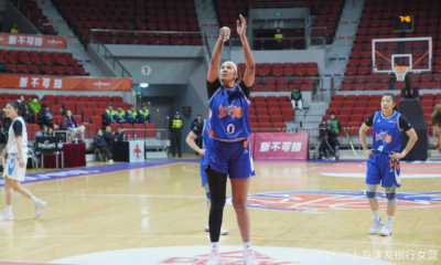 Kamilla Cardoso arremessa lance livre em jogo do Shanghai Swordfish na Liga Chinesa de basquete feminino