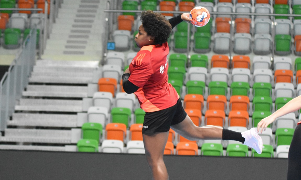 Mari Fernandes em jogo da Liga Polonesa de handebol