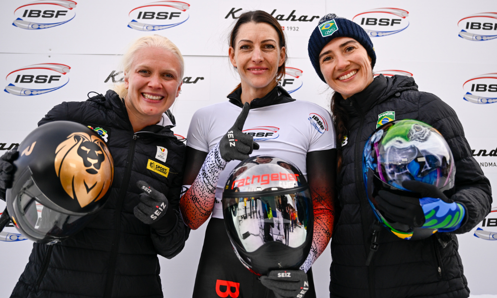 Nicole Silveira no pódio da Copa do Mundo de skeleton em St. Moritz