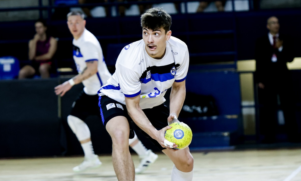 Renan Silva em quadra pelo Pinheiros. Ele vai jogar seu primeiro Mundial de handebol masculino