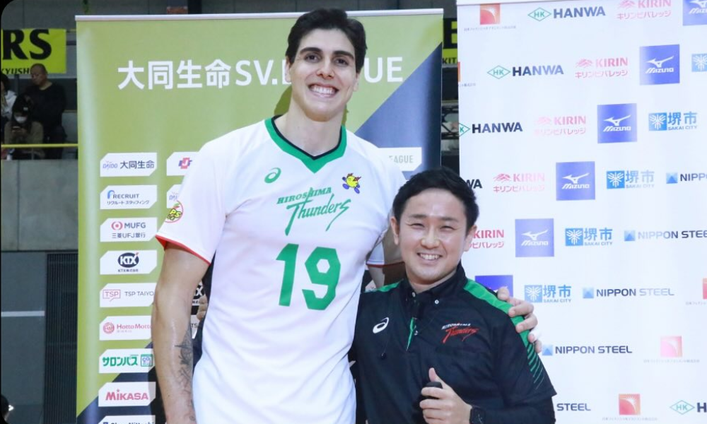 Felipe Roque como MVP de vitória do Hiroshima Thunders na Liga Japonesa de vôlei