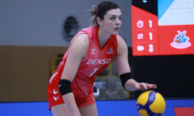 Rosamaria se prepara para sacar em jogo da Liga Japonesa de vôlei feminino