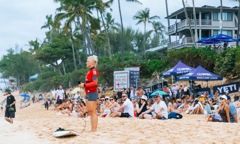 Tatiana Weston-Webb espera as condições do mar melhorarem, enquanto a WSL adia o reinício da etapa de Pipeline do Mundial de surfe pelo quinto dia consecutivo