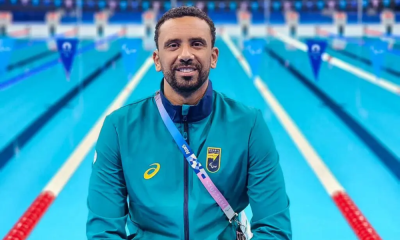 Felipe Silva sorri à beira da piscina durante os Jogos Paralímpicos de Paris 2024 | Foto: Arquivo Pessoal CPB