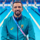 Felipe Silva sorri à beira da piscina durante os Jogos Paralímpicos de Paris 2024 | Foto: Arquivo Pessoal CPB