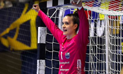 Gabi Moreschi em jogo da Champions League de handebol