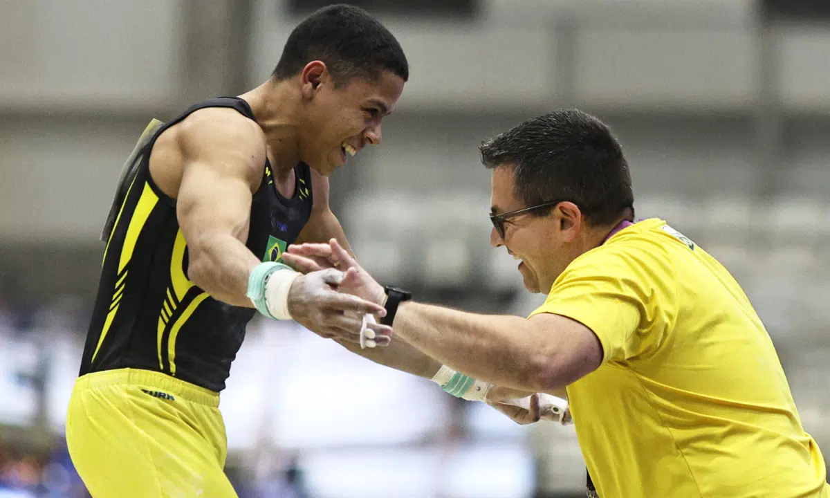 Pedro Silvestre e o técnico Caio Guilherme Comemoram o pódio no individual geral da ginástica artística de Assunção-2025